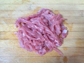瘦肉切成丝。