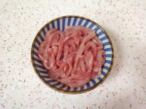 放盐用手抓捏至发粘。