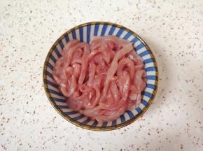 放盐用手抓捏至发粘。