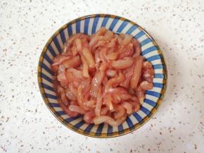 加入2勺炒菜香生抽搅拌均匀，再加入2勺橄榄调和油搅拌均匀，腌制10分钟左右。