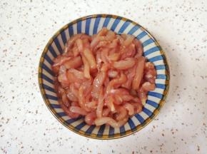 加入2勺炒菜香生抽搅拌均匀，再加入2勺橄榄调和油搅拌均匀，腌制10分钟左右。