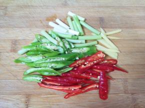 小葱切成段，生姜和辣椒分别切成丝。