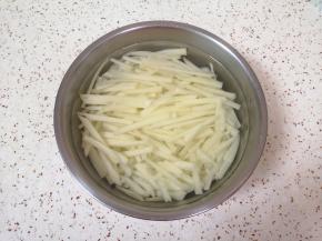 莲藕切成条，淘洗两遍用凉水浸泡防止发黑。