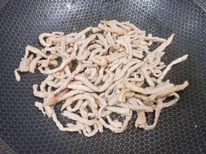 炒锅内倒适量的橄榄调和油烧热，下入肉丝翻炒至变色，盛出备用。