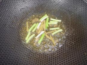 锅里继续倒油烧热，下入葱段和姜丝炒香。