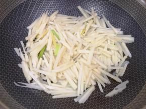 下入藕条翻炒至断生。