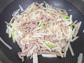 下入炒好的肉丝翻炒均匀。