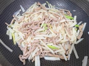 下入炒好的肉丝翻炒均匀。