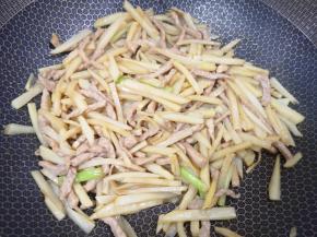 加入3勺炒菜香生抽翻炒出香味，根据自己的口味放盐调味。