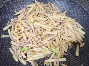 加入3勺炒菜香生抽翻炒出香味，根据自己的口味放盐调味。