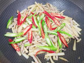 下入青红椒丝。