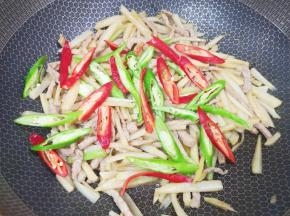 下入青红椒丝。