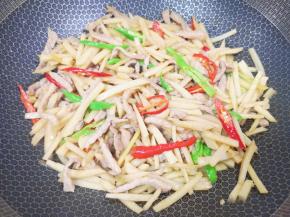 炒出辣椒的香味即可关火。