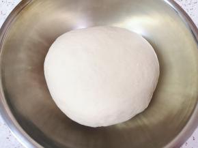 分次加入面粉中，揉成光滑的面团，盖上保鲜膜发酵至两倍大。