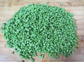 豇豆切成小丁。