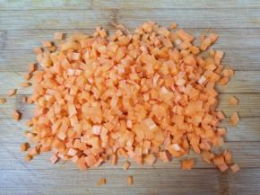 胡萝卜切成小丁。