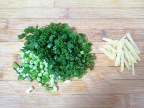 生姜切成丝，小葱切成葱花。