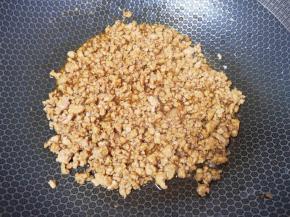 加入生抽和蚝油翻炒均匀。