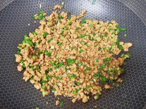 加入葱花炒香。