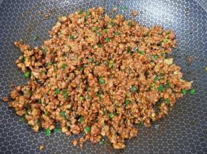 加入五香粉和辣椒粉翻炒均匀。