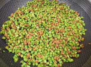 下入豇豆翻炒至变色，根据自己的口味放盐调味。