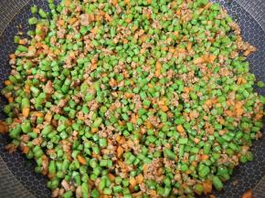 下入胡萝卜丁翻炒均匀，豇豆大肉馅完成。