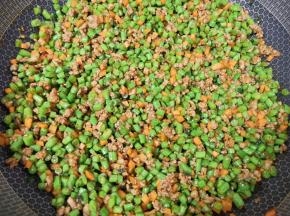 下入胡萝卜丁翻炒均匀，豇豆大肉馅完成。