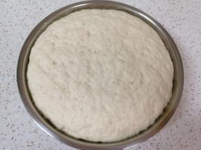 面团也发酵好了，满满一盆。