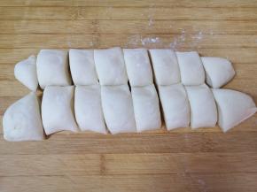 发酵好的面团揉光排气，搓成长条状，分成小剂子。