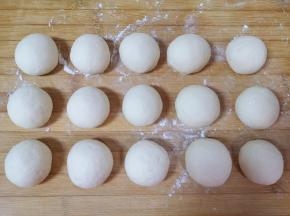 将小剂子揉光滚圆。