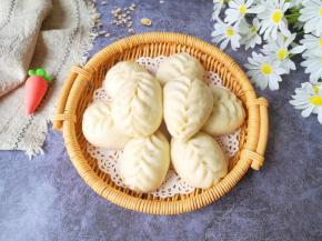 凉水开火，烧开以后大火蒸13分钟关火，焖5分钟左右再打开锅盖，晾一下取出包子。