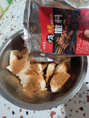 倒入适量的万能烧烤料！