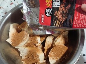 倒入适量的万能烧烤料！