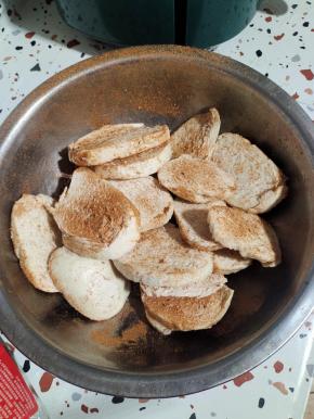 翻拌均匀，让馒头片每面都均匀的裹满烧烤料！(不嫌麻烦的话，也可以一面一面的均匀的撒适量烧烤料！)