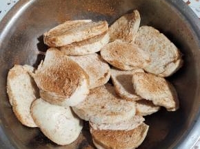 翻拌均匀，让馒头片每面都均匀的裹满烧烤料！(不嫌麻烦的话，也可以一面一面的均匀的撒适量烧烤料！)