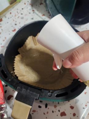 空气炸锅铺一张油纸碗，用喷壶喷适量的油！