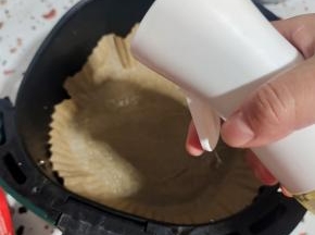 空气炸锅铺一张油纸碗，用喷壶喷适量的油！