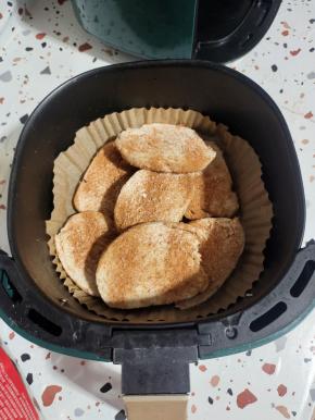 把馒头片均匀的摆在空气炸锅里！