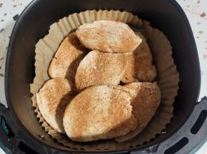 把馒头片均匀的摆在空气炸锅里！