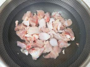 鸡块凉水入锅，加入料酒焯水。