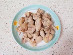 焯过水的鸡块清洗干净，控一下水分备用。