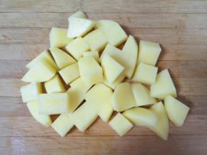 土豆去皮切成块，用凉水泡上备用。