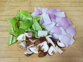 香菇、青椒和洋葱分别切成块备用。