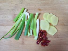小葱切成段，生姜切成片，干红辣椒掰开。