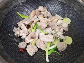 下入鸡块翻炒均匀。