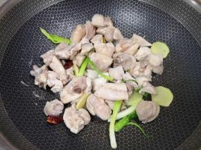 下入鸡块翻炒均匀。