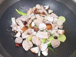 下入香菇翻炒至香菇变软。