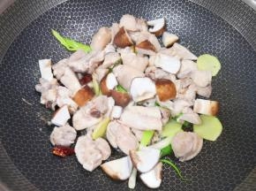 下入香菇翻炒至香菇变软。