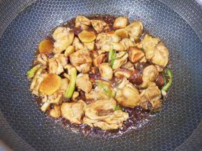 加入1袋黄焖鸡酱，炒出酱香味。