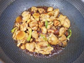 加入1袋黄焖鸡酱，炒出酱香味。